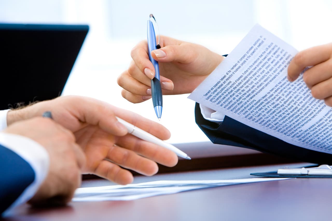Un consulente compila e verifica una pratica a mano